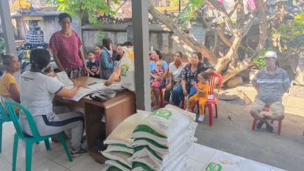 Penyaluran Bantuan Pangan Non Tunai kepada Keluarga Penerima Manfaat di Desa Bungkulan